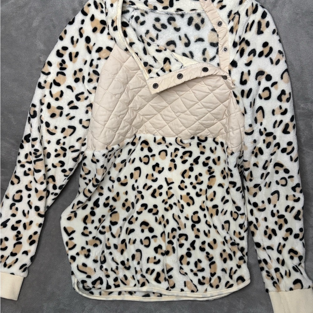Leopard Print Quilted Pullover women’s size Large button